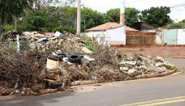 Herança de família, terreno vira 'lixão a céu aberto' e dá dor de cabeça para moradores do Marcos Roberto