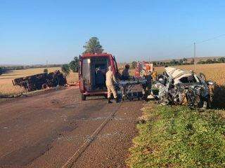 Carro fica totalmente destruído após colisão com caminhão em rodovia de MS