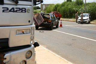 VÍDEO: motorista fura sinal na BR-262, é atingido por caminhão e bate em outro carro