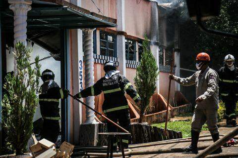 Loja de artesanato com produtos em MDF é destruída por incêndio no Monte Castelo