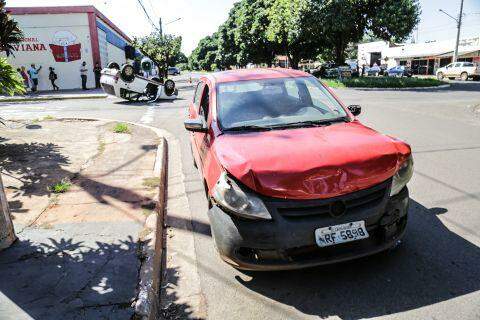 A caminho do trabalho, motorista não respeita sinalização e capota carro em Campo Grande