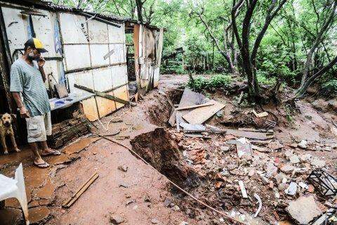 Chuva abre cratera na região da Guaicurus e moradores que perderam tudo têm até medo de dormir