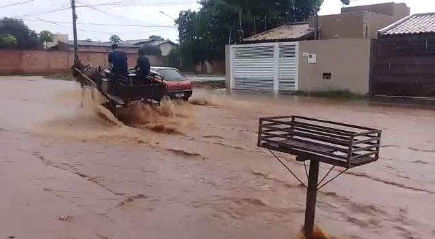 Em 1h, temporal causa alagamentos e estragos em diversos bairros de Campo Grande
