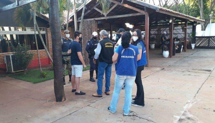 Força-tarefa flagra festas até com adolescentes e leva organizadores para delegacia em Campo Grande