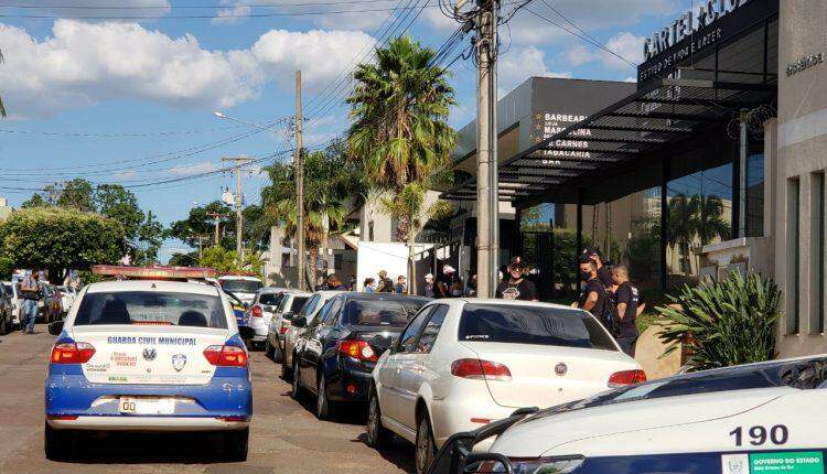 Contra aglomerações, força-tarefa da prefeitura faz 'batidas' em festas e fecha bar em Campo Grande
