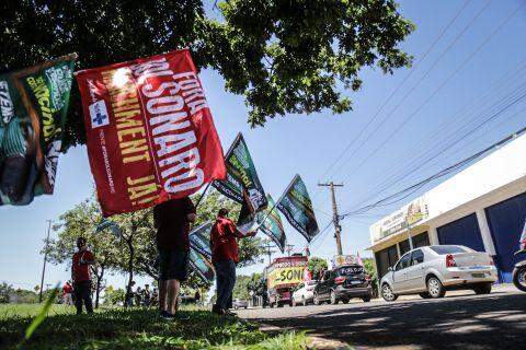 Novo protesto contra Bolsonaro reúne dezenas de pessoas na região sul de Campo Grande