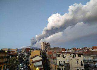 Vulcão Etna volta a entrar em erupção na Itália