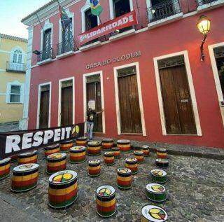 Olodum faz homenagem às vítimas da Covid-19 na BA.