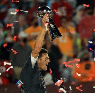 Tampa Bay Buccaneers vencem Super Bowl e Tom Brady faz história