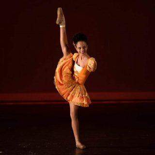 Bailarina brasileira de 16 anos sem braços é inspiração na dança