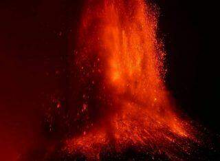 Vulcão Etna volta a entrar em erupção na Itália