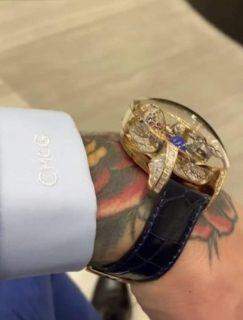Conor McGregor exibe seu novo relógio de 1 milhão de dólares