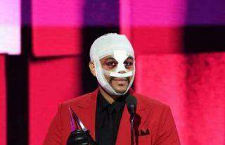 The Weeknd explica que rosto enfaixado era crítica a cirurgias plásticas banais