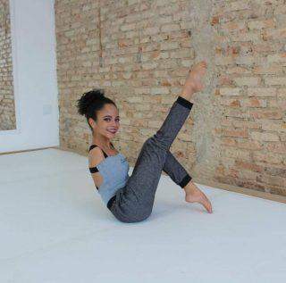 Bailarina brasileira de 16 anos sem braços é inspiração na dança