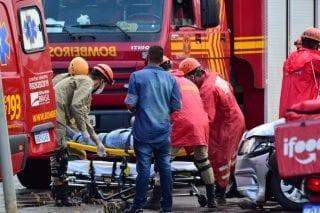 Motociclista é arremessado por cima de carro em acidente na Manoel da Costa Lima