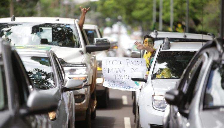 Manifestantes fazem carreata contra 'lockdown' de Reinaldo e em apoio a Bolsonaro na Afonso Pena