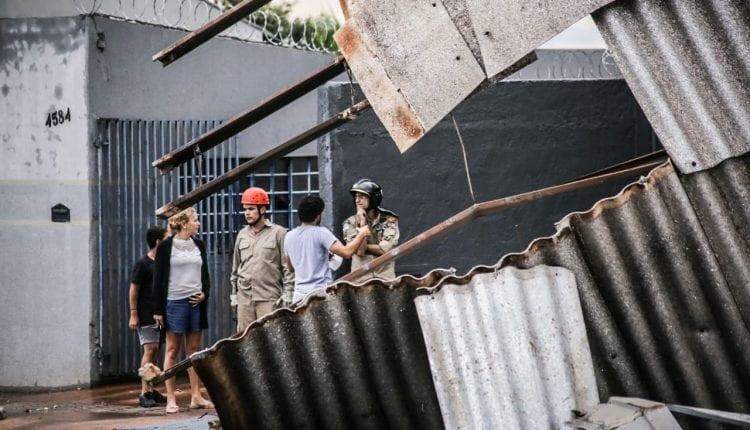 VÍDEO: Vendaval destelha completamente prédio e arranca fiação no Jardim Seminário