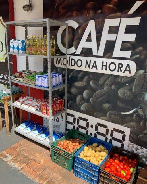 Conveniência de Campo Grande faz ação solidária e doa alimentos na calçada