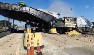 Acidente ocorreu em Campo Alegre de Goiás; condutor do caminhão teria perdido controle e atingido defensa metálica