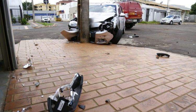 Motorista fura preferencial, provoca acidente e bate carro em poste