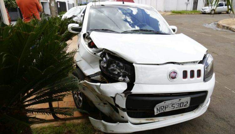 Motorista fura preferencial, provoca acidente e bate carro em poste