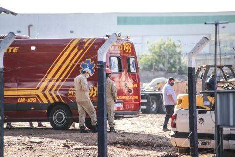 Motorista fica preso em caminhão ao tombar durante conversão em Campo Grande