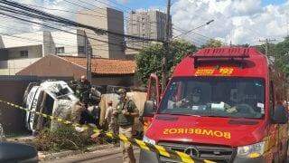 Motorista fica sem freio, tomba caminhão betoneira e atinge poste e muro na Antônio Maria Coelho