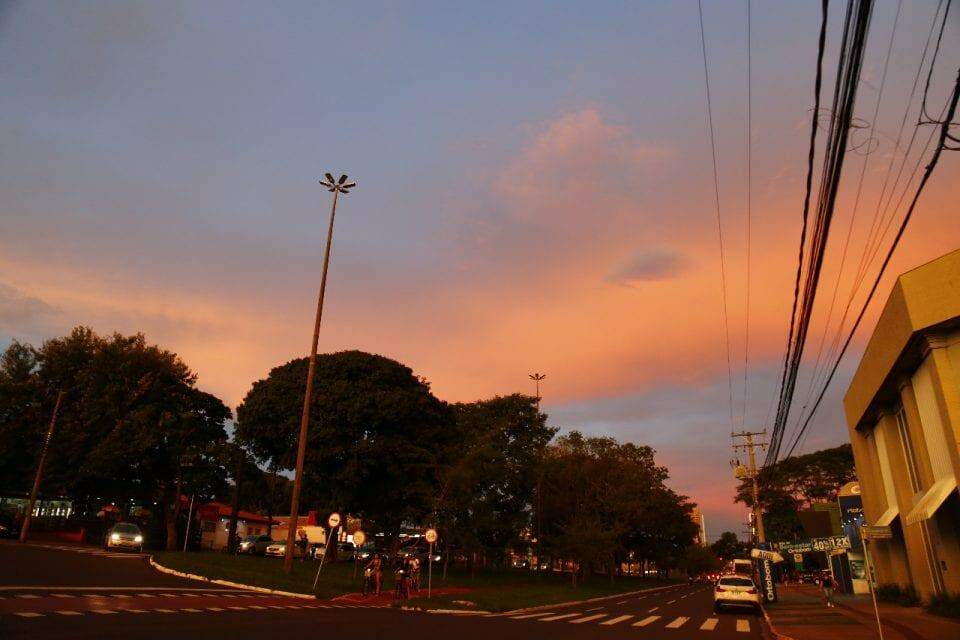 Após ameaçar temporal, céu dá show de cores no pôr do sol em Campo Grande