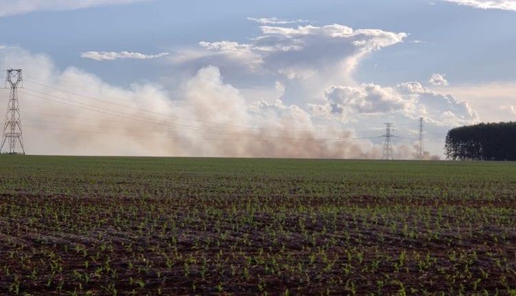 Incêndio atinge plantação de soja e se alastra em colheitadeira na saída para Sidrolândia