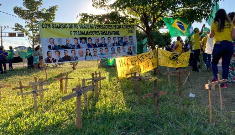 Em dia de 57 anos do golpe de 64, apoiadores de Bolsonaro protestam em Campo Grande