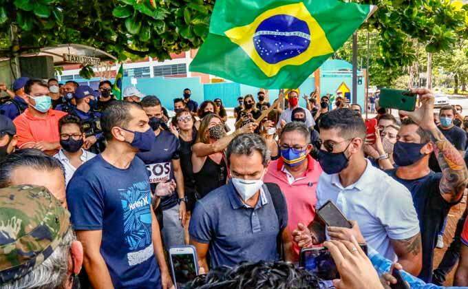 Manifestantes não conseguem falar com Reinaldo e são recebidos por Marquinhos em Campo Grande