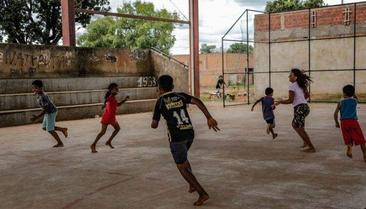 Há um ano no EAD, crianças da periferia de Campo Grande ainda esbarram na falta de estrutura para aprender