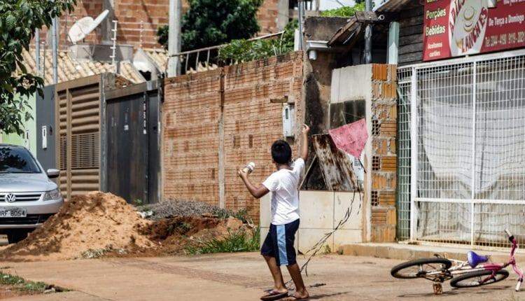 Há um ano no EAD, crianças da periferia de Campo Grande ainda esbarram na falta de estrutura para aprender