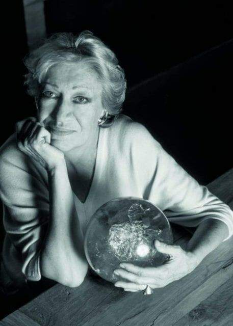 A designer de joias e ex-modelo Elsa Peretti morre aos 80 anos