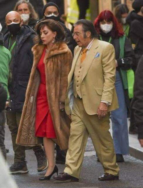 Lady Gaga e Al Pacino durante as gravações de "House of Gucci" em Roma.