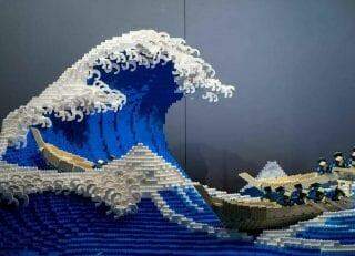 Artista recria “A Grande Onda de Kanagawa” com 50 mil peças de Lego