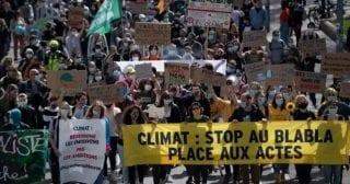 Milhares de pessoas marcham em Paris para exigir "uma verdadeira lei climática"