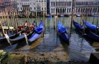 Maré baixa e falta de chuvas secam canais em Veneza
