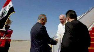 Papa Francisco chega ao Iraque para viagem histórica em meio à pandemia
