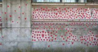 Mural de quase 150.000 corações pintados em Londres para lembrar as vítimas de Covid