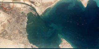 Evergreen ,porta contêiner gigante está encalhado no Canal de Suez