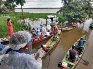 Drive-Thru fluvial vacina idosos contra Covid-19 em Santarém