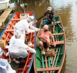 Drive-Thru fluvial vacina idosos contra Covid-19 em Santarém