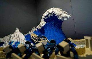 Artista recria “A Grande Onda de Kanagawa” com 50 mil peças de Lego