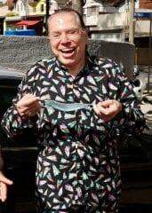 Silvio Santos toma 2ª dose da vacina contra Covid-19 usando pijama