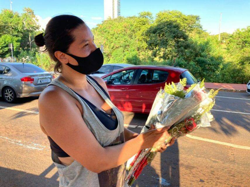 No Dia da Mulher, venda de rosas no semáforo é oportunidade de renda para trabalhadores
