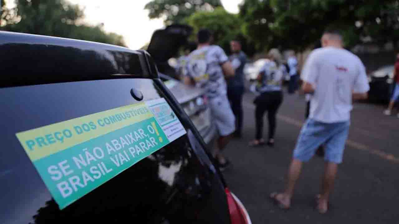 [Motoristas protestaram contra o preço da gasolina em MS. (Foto: Leonardo de França)]