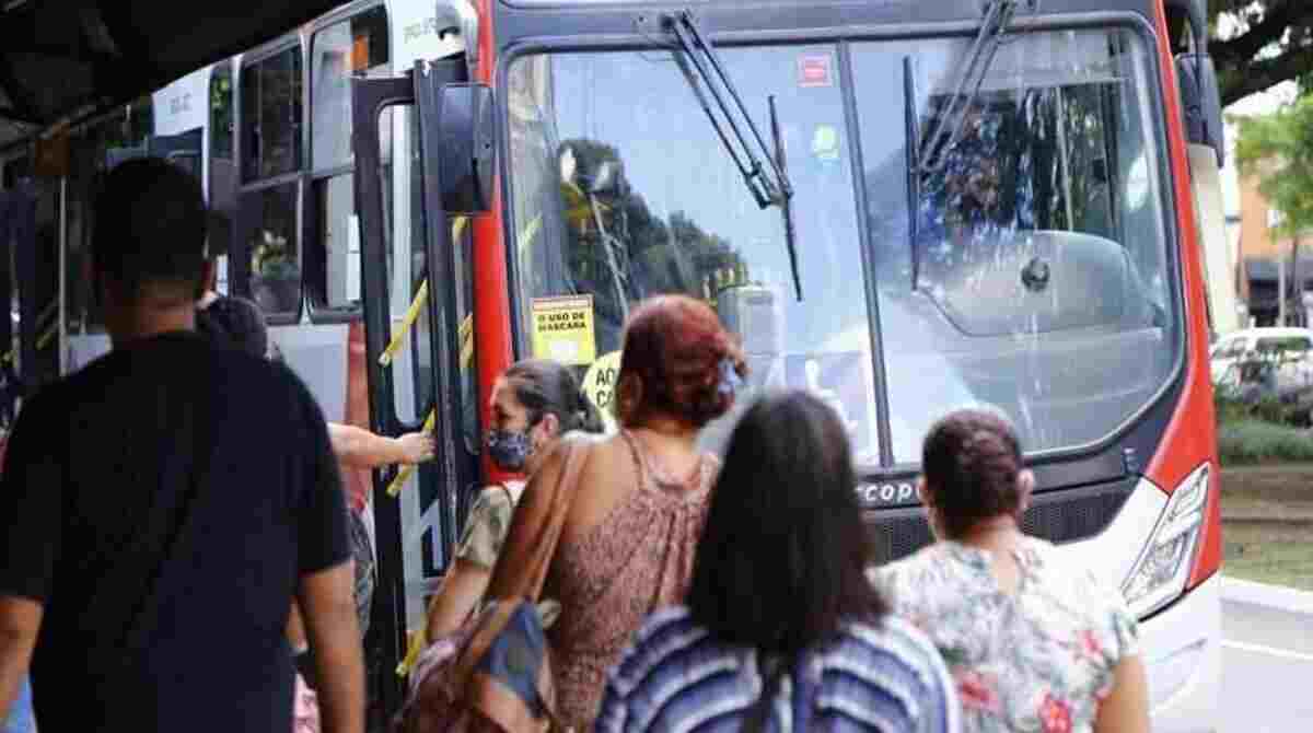 onibus lotado leonardodefranca - Entre apertos e atrasos, trabalhadores driblam a retirada de linhas de ônibus em Campo Grande