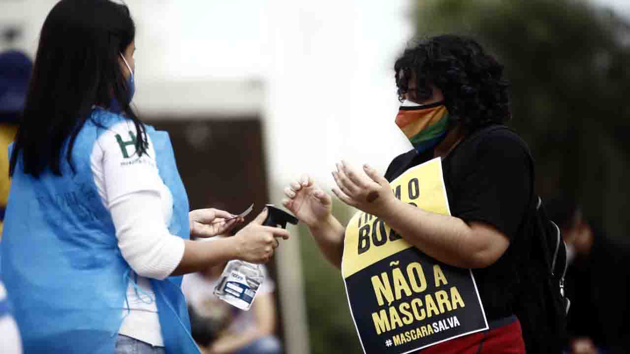 [Protesto reúne opositores de Jair Bolsonaro no Centro da Capital. (Foto: Marcos Ermínio)]