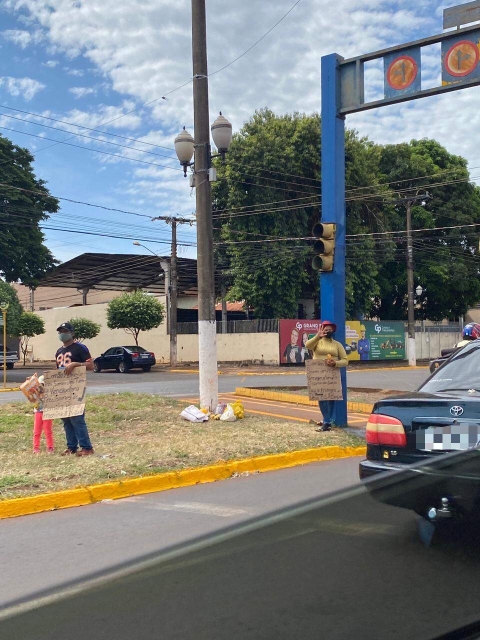 Família de venezuelanos teve que ir pedir ajuda no semáforo da região central de Dourados